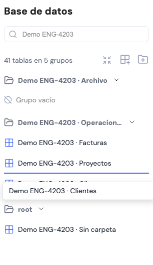 Una tabla moviéndose en el panel Base de datos, con una línea azul que indica la posición de destino